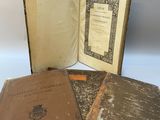 un vieux livre ouvert pour montrer quelques pages de vieux livres