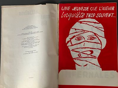 un livre ouvert sur lequel figure le visage d'une femme