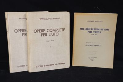 trois livres posés sur une table noire, sur fond noir