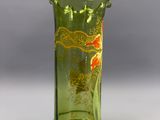 un vase en verre vert orné d'un motif floral