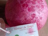 un radis rouge posé sur une table, avec une étiquette de prix accrochée dessus