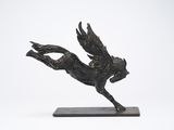 sculpture en bronze représentant un cheval ailé, posée sur un socle en marbre
