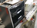 une image d'une cuisine avec une cuisinière et un lave-vaisselle