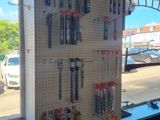 de nombreux outils accrochés au mur de l'atelier