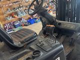 un chariot élévateur garé dans un magasin