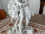 une statue représentant un garçon et une fille à cheval