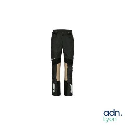 un gros plan sur un pantalon noir sur fond blanc