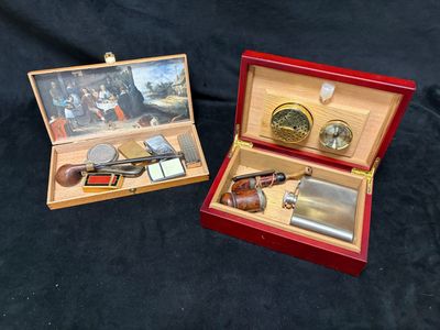 deux boîtes en bois contenant divers objets, sur fond noir