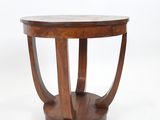 image d'une table en bois avec un plateau en marbre sur fond blanc