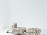 deux œuvres d'art posées sur une table