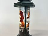 une lampe sur laquelle est représenté un homme portant un chapeau