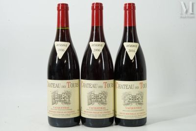 trois bouteilles de vin rouge posées sur une table blanche