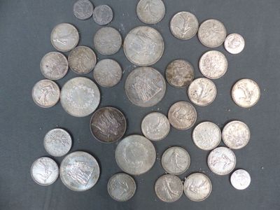 toutes ces pièces d'argent qui se trouvent sur la table