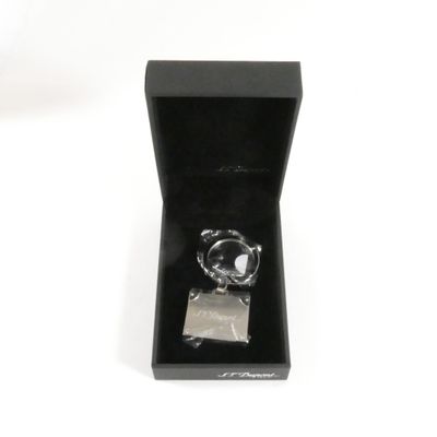 l'image d'une bague dans une boîte noire sur fond blanc