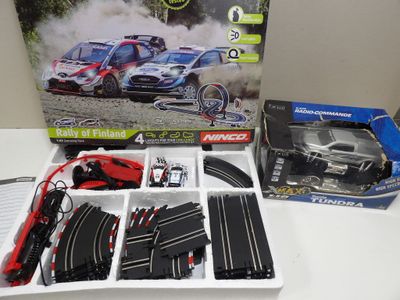 une boîte contenant une petite voiture et une voiture télécommandée