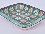 une assiette verte et blanche ornée d'un motif