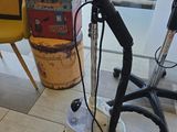 Quelqu'un passe l'aspirateur pour nettoyer le sol d'un magasin.