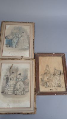 trois photos encadrées représentant des personnes dans une pièce aux murs bleus