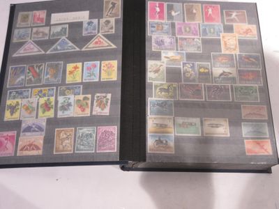 un livre avec des timbres, posé sur une table