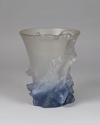 un vase en verre avec un motif bleu et blanc