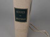 une photo d'un livre sur lequel est collée une étiquette