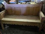 un banc en bois qui se trouve dans une pièce