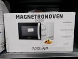 un micro-ondes blanc posé sur une étagère dans un magasin