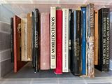 de nombreux livres qui sont rangés dans une boîte sur une étagère