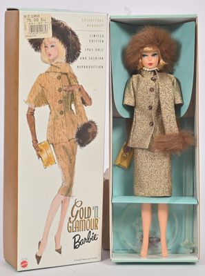 poupée Barbie dans une boîte, vêtue d'un manteau de fourrure et d'une jupe