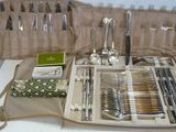 de nombreux articles d'argenterie sont disposés dans ce coffret sur la table