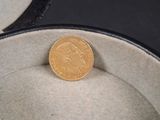 une pièce d'or posée dans une boîte sur une table