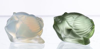 deux figurines en verre posées sur une table