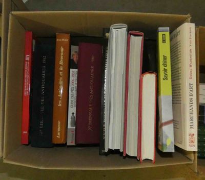 une boîte pleine de livres posée sur une table