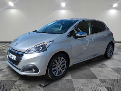 une voiture argentée garée dans un garage au sol en damier
