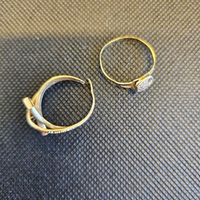 une paire de bagues en argent sur un fond noir