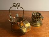 une petite bouilloire et une petite bouilloire posées sur une table en bois