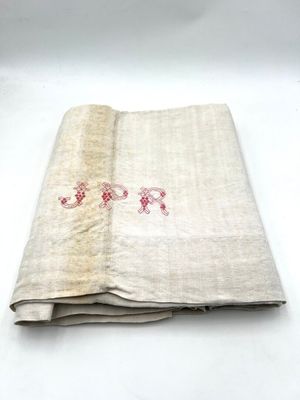 Réunion de quatre draps avec chiffres rouges.