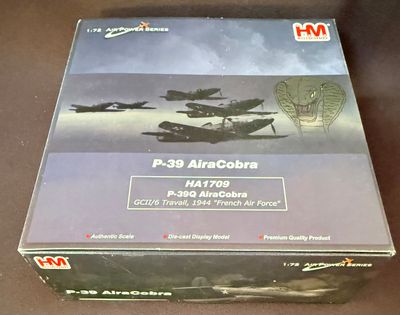 une boîte sur laquelle figure l'image d'un groupe d'avions