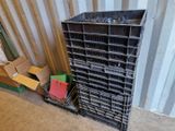une pile de caisses posée à côté d'un tas de cartons