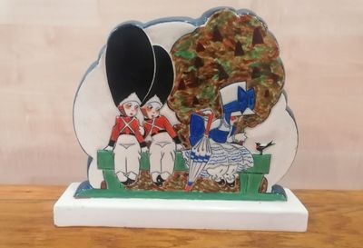SEVRES- MNF FRANCE - Groupe en faïence "soldats Anglais".