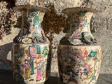 deux vases posés l'un à côté de l'autre sur une table
