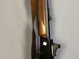 un fusil posé sur une table
