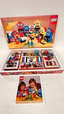 une boîte de Lego posée sur une table