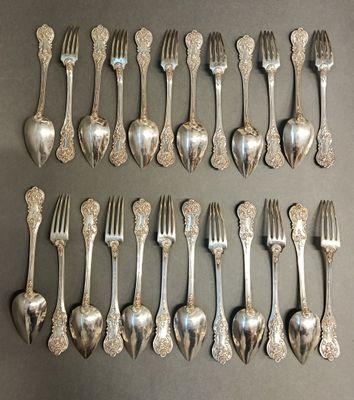 beaucoup de cuillères et de fourchettes en argent sur une table