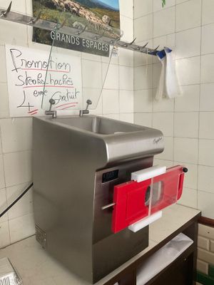 une machine posée sur le comptoir d'une cuisine