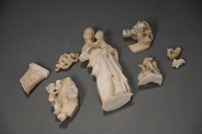 un groupe de figurines assises sur une table