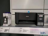 une imprimante posée sur une étagère dans un magasin