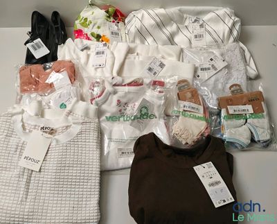 beaucoup de vêtements pour bébés posés sur une table