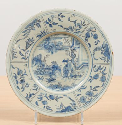 NEVERS. Petit plat en faïence à décor en camaïeu bleu de chi…