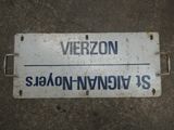un panneau posé par terre sur lequel on peut lire « Verizon » et « 3 h 30 du matin NWWS »